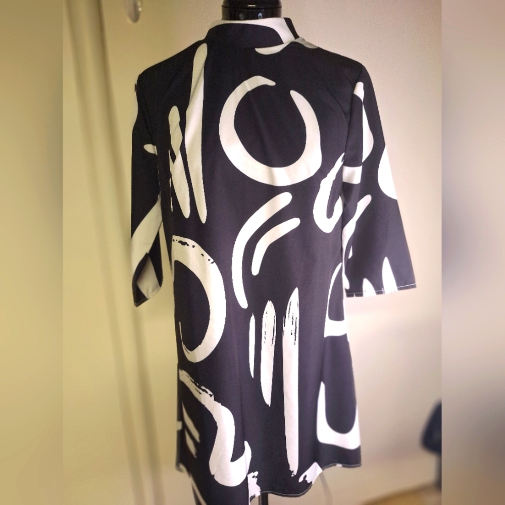 Black & White Graphic Dress.   Size Med